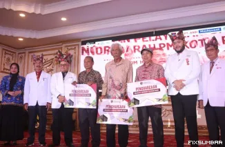 Teks Foto : PMI ke-80 tahun, diwarnai dengan acara Gathering Para Penggerak Donor Darah dan Penyerahan Hadiah Ibadah Umroh kepada 3 orang Relawan Donor Darah PMI Kota Padang di Ballroom Universitas Baiturrahmah, Rabu (17/9/2025). IST