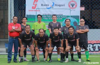 Teks Foto : Soccer Jurnalis Hitam berfoto bersama sebelum laga dimulai, Sabtu (27/9/2025). IST