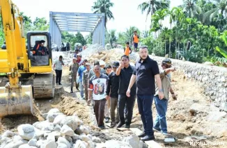 Teks Foto : Walikota Fadly Amran meninjau lokasi pembangunan oprit jembatan dan pemasangan batu beronjong di Batipuh Panjang, Sabtu (27/9/2025). IST