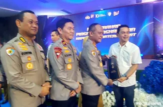 Teks Foto : Ketua PWI Sumbar Terima Penghargaan dari Ditlantas Polda Sumbar, Senin (22/9/2025). IST