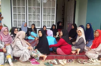 Teks Foto : Masyarakat menanti kedatangan Nevi Zuairina. IST