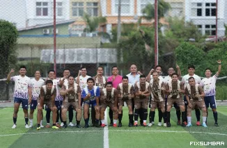 Teks Foto : Foto bersama sebelum laga persahabatan dimulai, Rabu (3/9/2025). IST