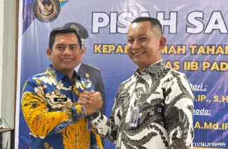 Teks Foto : Karutan yang sebelumnya dijabat Welli (kiri) salam komando dengan Karutan yang baru, Mai Yudiansyah (kanan), Jumat (26/9/2025).