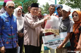 Teks Foto : Wakil Wali Kota Padang, Maigus Nasir, serahkan bantuan di Muaro Baru Pasie Jambak, Kelurahan Pasia Nan Tigo, Kecamatan Koto Tangah, Kamis (25/9/2025). IST