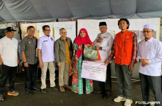 Teks Foto : Anggota DPR RI Fraksi PKS, Hj. Nevi Zuairina, mengunjungi dan serahkan bantuan di Posko Tanggap Bencana Kebakaran Pusat Pertokoan Pasar Payakumbuh, Jum'at (12/9/2025) kemarin. IST