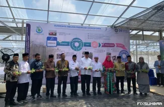 Teks Foto : Anggota DPR RI Komisi VI dari Fraksi PKS, Hj. Nevi Zuairina, hadir acara penanaman perdana budidaya melon premium hidroponik di Lumin's Farm. IST