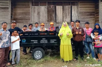 Teks Foto : Nevi Zuairina Serahkan Bantuan Bentor untuk Pengelolaan Sampah di Agam, baru-baru ini. IST