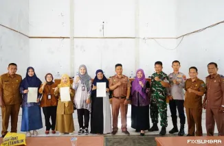 Teks Foto : Ombudsman Serahkan 72 Sertifikat PTSL di Kecamatan Bayang, Selasa (9/9/2025). IST