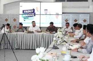 Teks Foto : Rapat implementasi program unggulan smart surau dipimpin langsung oleh Wali Kota Padang, Fadly Amran, di Kediaman Resmi Wali Kota, Rabu (24/9/2025). IST