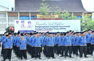 Teks Foto : Pemko Padang Serahkan 1.537 SK PPPK, Kamis (25/9/2025). IST