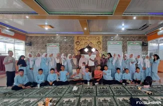 Teks Foto : Pengabdian kelompok dosen departemen ilmu politik Unand di SMPN 31 Padang, Jumat (26/9/2025). IST