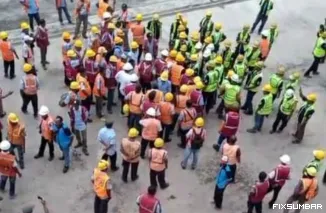 Teks Foto : Tampak pekerja bongkar muat saling hadang dalam mencari kebutuhan hidup. IST