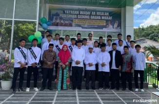 Teks Foto : Hj. Nevi Zuairina, turut mendampingi Gubernur Sumbar dalam peresmian Graha Wakaf AR Risalah, Jumat (29/8/2025). IST