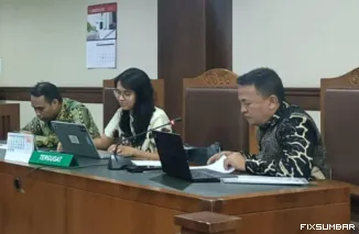 Teks Foto : Kuasa Hukum Dewan Pers Ahmad Fathanah, Chikita dan Kuasa Hukum PWI Pusat, Anrico Pasaribu pada persidangan perkara 711 di PN Jakarta Pusat. IST