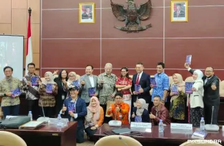 Teks Foto : Peluncuran buku Prosumenesia: Transformasi Media Digital dalam Politik dan Demokrasi yang digelar di Ruang GBHN, Kompleks DPR, Kamis (11/9/2025). IST