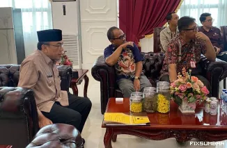 Teks Foto : Rapat koordinasi dan evaluasi digelar di Ruang Kerja Wakil Wali Kota, Maigus Nasir, Balai Kota Padang, Kamis (25/9/2025).  IST