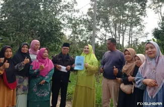 Teks Foto : Nevi Zuairina pasang lampu jalan untuk masyarakat Padang Rajo, baru-baru ini. IST