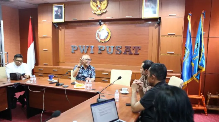 Teks Foto : Jajaran pengurus AMSI Pusat melakukan kunjungan ke Kantor PWI Pusat, Jumat (17/10/2025).  IST