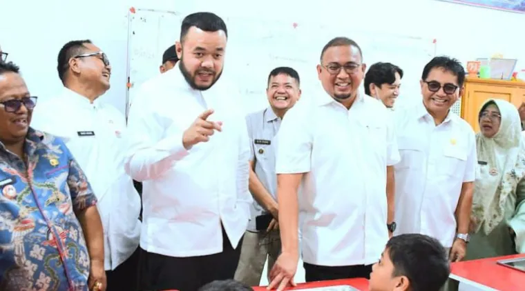 Teks Foto : Wali Kota Padang,Fadly Amran, mendampingi Wakil Ketua Komisi VI DPR RI Andre Rosiade, meninjauDapur MBGSurau Gadang Nanggalo, di SDN 5danSDN 13 Surau Gadang, Kecamatan Nanggalo, Jumat (10/10/2025). IST