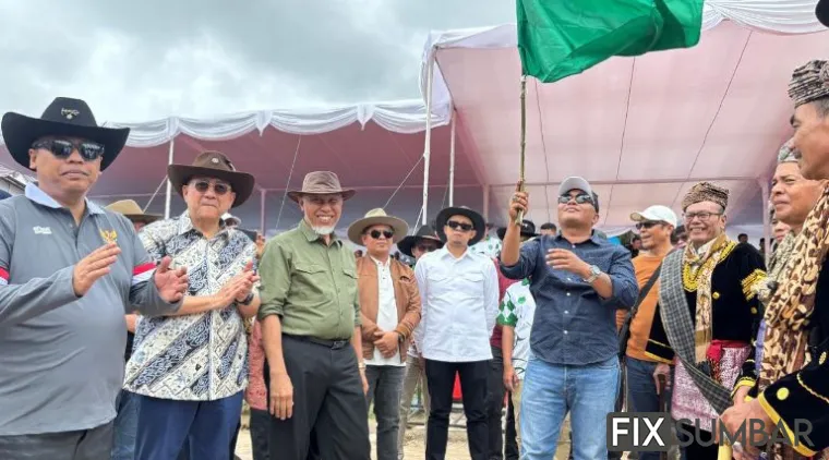 Teks Foto : Pembukaan Kejuaraan Pacu Kuda Alek Anak Nagari Pabasko Gubernur Cup III di Galanggang Pacuan Kuda Bancah Laweh, Kota Padang Panjang, Sabtu (26/10/2025). FARDIANTO
