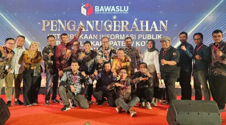 Teks Foto : Bawaslu Sumbar Buktikan Komitmen Keterbukaan Publik dengan Raihan Predikat Informatif 2025, Selasa (28/10/2025). IST