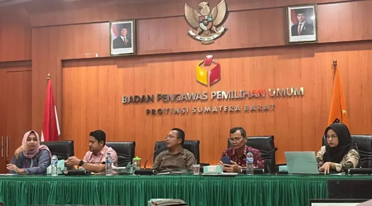 Teks Foto : Bawaslu Sumbar menggelar rapat internal bertema Evaluasi Kinerja dan Pelaporan Program Bawaslu pada Kamis, (23/10/2025). IST