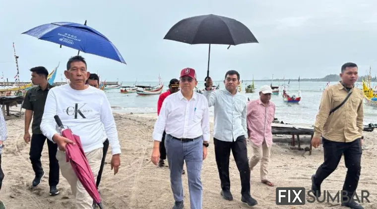 Teks Foto : Irman Gusman melakukan kunjungan ke PPI Tiku, Jumat (24/10/2025).  FARDIANTO