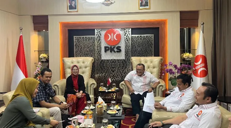 Teks Foto : Rahmat Saleh diskusi bersama DPP PKS dengan para peneliti termasuk Prof Zuhro di Jakarta, Kamis (23/10/2025). IST
