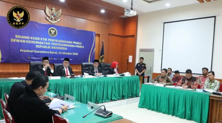 Teks Foto : DKPP Periksa Ketua KPU Tanah Datar Terkait Dugaan Rangkap Jabatan, di Bawaslu Sumbar, Jumat (24/10/2025). IST