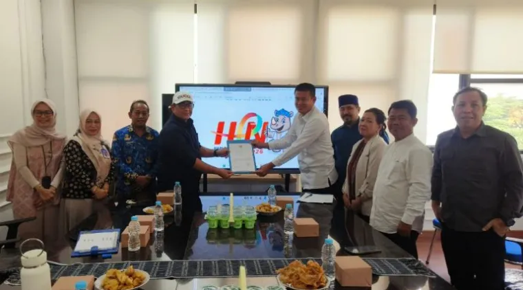 Teks Foto : Gubernur Banten Teken Surat Resmi Kesediaan Jadi Tuan Rumah HPN 2026, Jumat (17/10/2025). IST