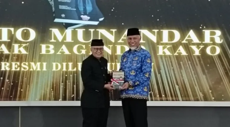 Teks Foto : Gubernur Sumbar, Mahyeldi menghadiri peluncuran dan bedah buku otobiografi H. Aristo Munandar, di Auditorium Gubernuran, Jumat (17/10/2025). IST