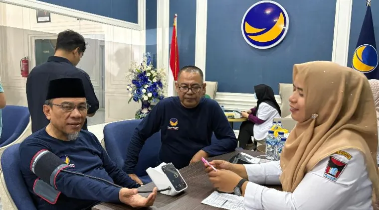 Teks Foto : Partai NasDem Padang Gelar Donor Darah dan Pemeriksaan Kesehatan Gratis peringatan HUT ke-14, Selasa (28/10/2025). IST