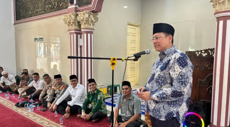 Teks Foto : Anggota DPD RI Irman Gusman dan Bupati Rinto silaturahmi dengan masyarakat binaan PDM Mentawai, Rabu (15/10/2025). FARDIANTO