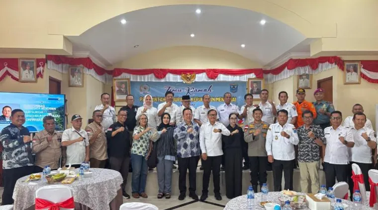 Teks Foto : Foto bersama Anggota DPD RI Irman Gusman  bersama Bupati Rinto Wardana Samaloisa, serta jajaran forkopimda, Rabu (15/10/2025).  FARDIANTO