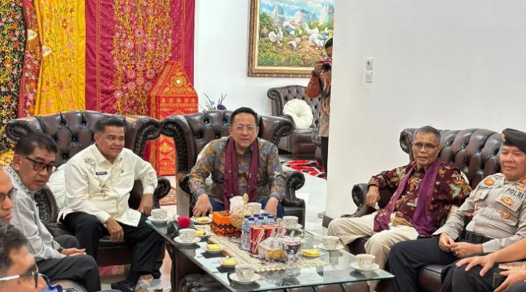 Teks Foto : Senator Irman Gusman saat ramah tamah di Rumah Dinas Bupati Agam, Kamis (23/10/2025). FARDIANTO