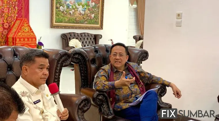 Teks Foto : Kunjungan Irman Gusman ke Rumah Dinas Bupati Agam, Benni Warlis, Kamis (23/10/2025). FARDIANTO