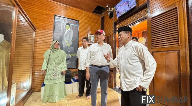 Teks Foto : Kunjungan Irman Gusman di Museum Rumah Kelahiran Buya Hamka di Jorong Batung Panjang, Nagari Sungai Batang, Kecamatan Tanjung Raya, Kabupaten Agam, Jumat (24/10/2025). FARDIANTO