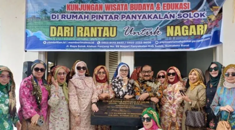 Teks Foto : M. Shadiq Pasadigoe, kunjungan ke Wisata Budaya dan Edukasi di Rumah Pintar Panyakalan, Kabupaten Solok, Minggu (19/10/2025). IST