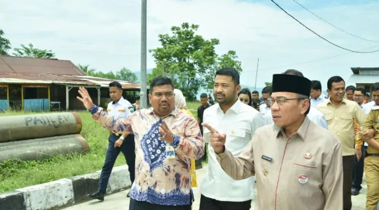 Teks Foto : Wakil Wali Kota Padang, Maigus Nasir, dampingi Anggota Komisi V DPR RI, Zigo Rolanda, meninjau progres revitalisasi PPS Bungus, Selasa (7/10/2025). IST