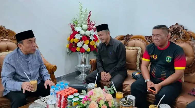 Teks Foto : Wakil Walikota Padang Maigus Nasir saat menerima pengurus KONI Kota Padang, Senin (13/10/2025). IST