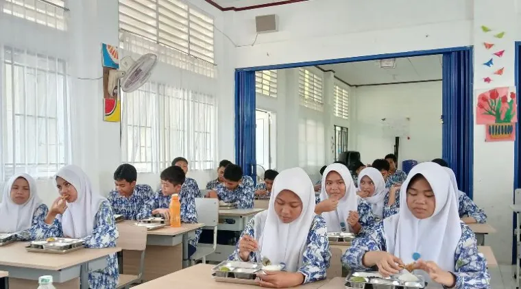 Teks Foto : siswa SMP Negeri 13, Kecamatan Koto Tangah, kebagian Makan Bergizi Gratis (MBG) dari pemerintah, Rabu (1/10/2025). IST