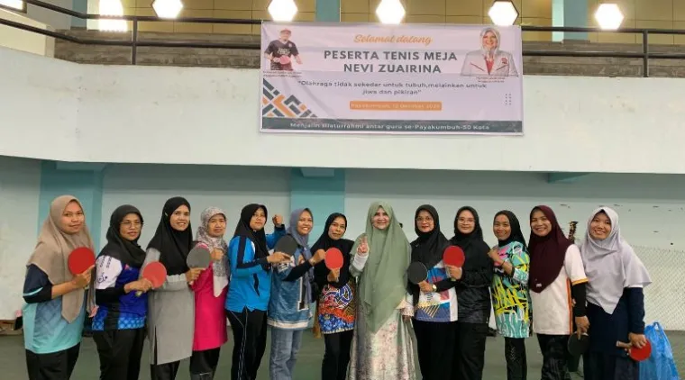 Teks Foto : Anggota DPR RI Fraksi PKS, Hj. Nevi Zuairina, membersamai turnamen tenis meja antar guru se-Kabupaten Payakumbuh dan Kabupaten 50 Kota, Minggu (12/10/2025).  IST