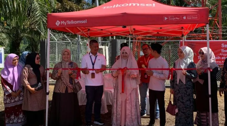 Teks Foto : Anggota DPR RI Fraksi PKS, Hj. Nevi Zuairina, menghadiri peresmian Base Transceiver Station (BTS) Telkomsel di Nagari Sitanang, Kecamatan Ampek Nagari, Kabupaten Agam. IST