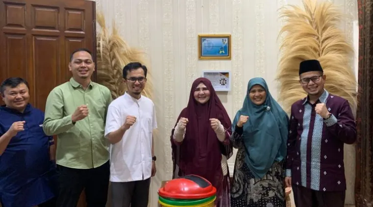 Teks Foto : Nevi Zuairina melakukan pertemuan dengan tujuh DPTD)  PKS kabupaten/kota di wilayah Sumbar II, baru-baru ini. IST
