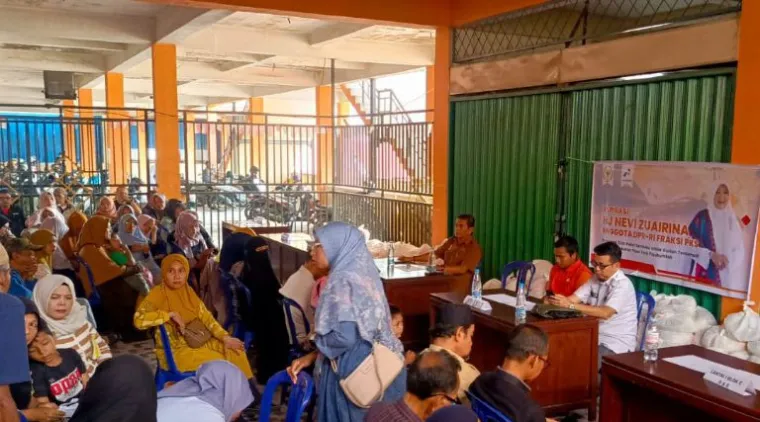 Teks Foto : Nevi Zuairina Fasilitasi Bantuan Sosial di Pasar Payakumbuh. IST