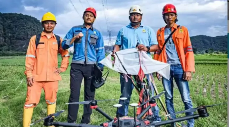 PLN Ajak Warga Cegah Bahaya Listrik dan Bersihkan Layang-Layang di Jaringan Padang Luar - Payakumbuh