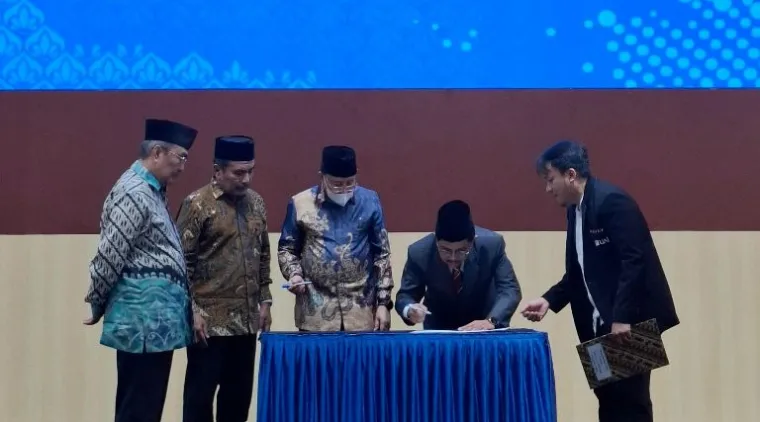 Teks Foto : Prof Widodo Muktiyo Resmi Dilantik Jadi Rektor Universitas Al Azhar Indonesia. IST