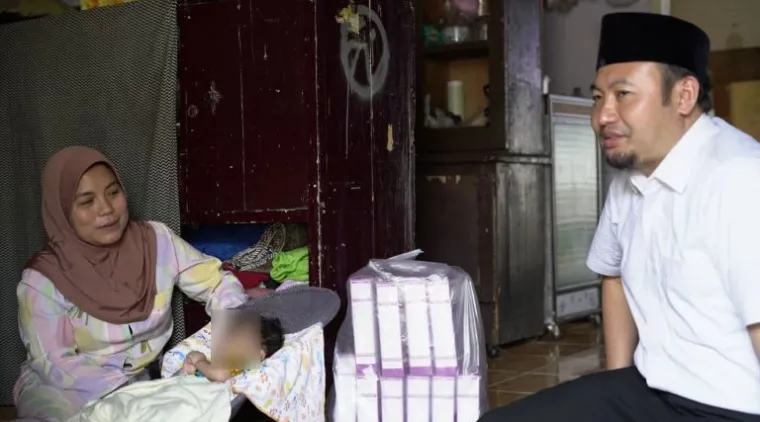 Teks Foto : Rahmat Saleh mengunjungi rumah Adik Atta, anak dari Bunda Murni, di kawasan Sawahan, Kota Padang, Senin (20/10/2025). IST