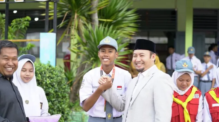 Teks Foto : Anggota Komisi IV DPR RI Rahmat Saleh bertindak sebagai inspektur upacara di SMA Negeri 9 Padang, Senin (20/10/2025). IST