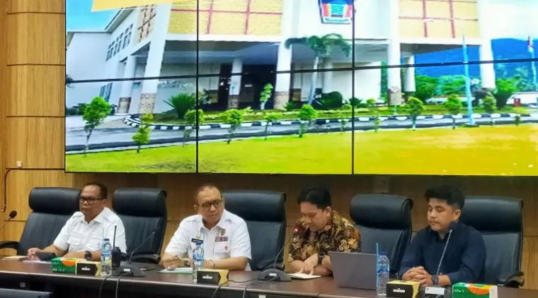 Teks Foto : Kunjungan Tim Pemantauan Lapangan MBG dari Sekretariat Dukungan Kabinet, Kementerian Sekretariat Negara RI di Balai Kota Padang, Rabu (8/10/2025).  IST
